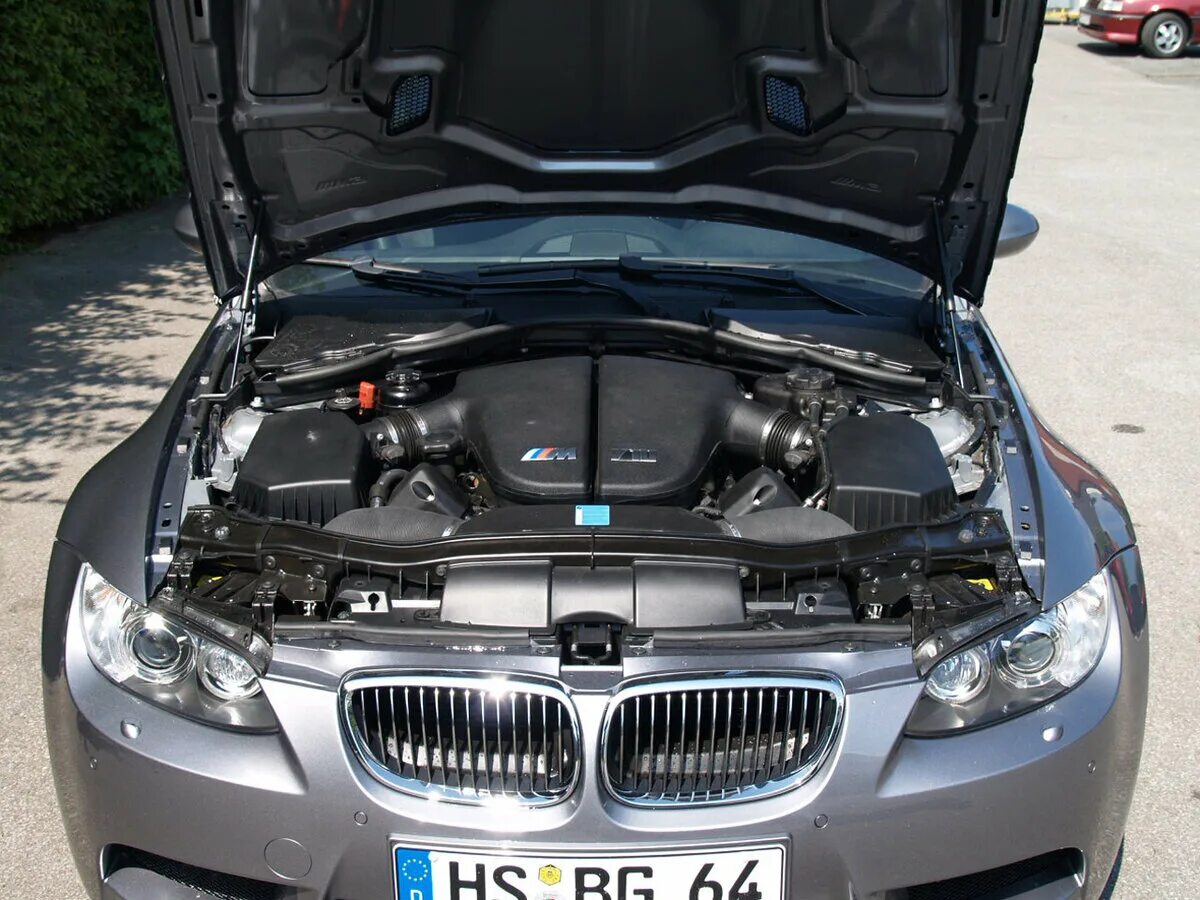 Открыть капот bmw. Мотор BMW m3 e92. BMW m3 e92 engine. BMW m3 e92 v10. BMW m6 e60 v10.
