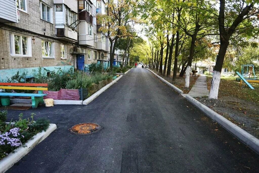 Нулевой район. Двор в городе. Двор многоэтажки. Обычный двор. Двор оьычныйх.