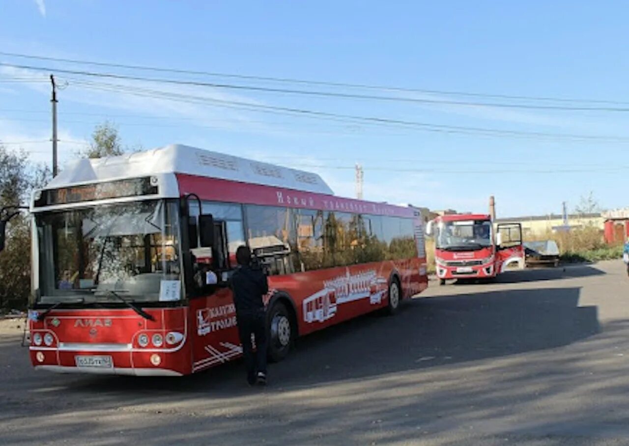 Факел калуга автобусные туры. Калужский троллейбус автобус. ЛИАЗ Калуга. Автобус ЛИАЗ красный Калуга. Красные автобусы Калуга.