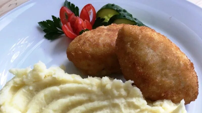 Котлеты пожарские с гарниром. Котлеты пожарские. Пожарские котлеты ресторанная подача. Котлета пожарская классический рецепт. Пожарская котлета 1962 года.