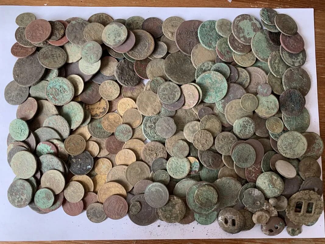 Много монет. Мелкие монеты. Монета золотая. Деньги монеты. 1.