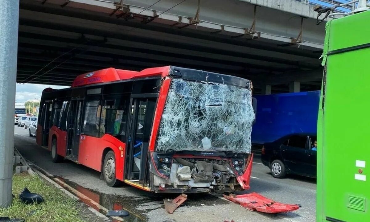 Автобус попал в аварию в казани. Автобус казань. Дтп автобус казань. Дтп автобус казань. 46 автобус казань.