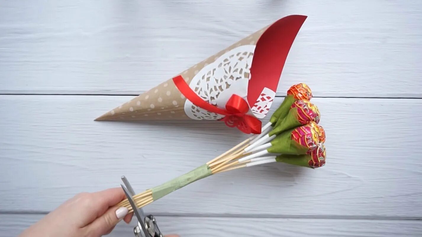 Букет из 40 чупа-чупсов. Букет из чупа чупсов и конфет. 50 чупа чупсов букет. Букет из чупа чупсов. Оригинальные букеты из чупа чупсов.