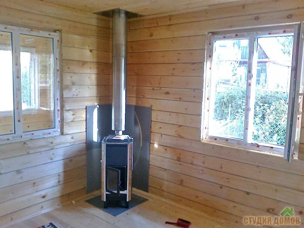 Печь камин в каркасном доме. Дымоход для печи. Печь в каркасный домик. Печь камин в деревянном доме. Металлическая печь в деревянном доме.