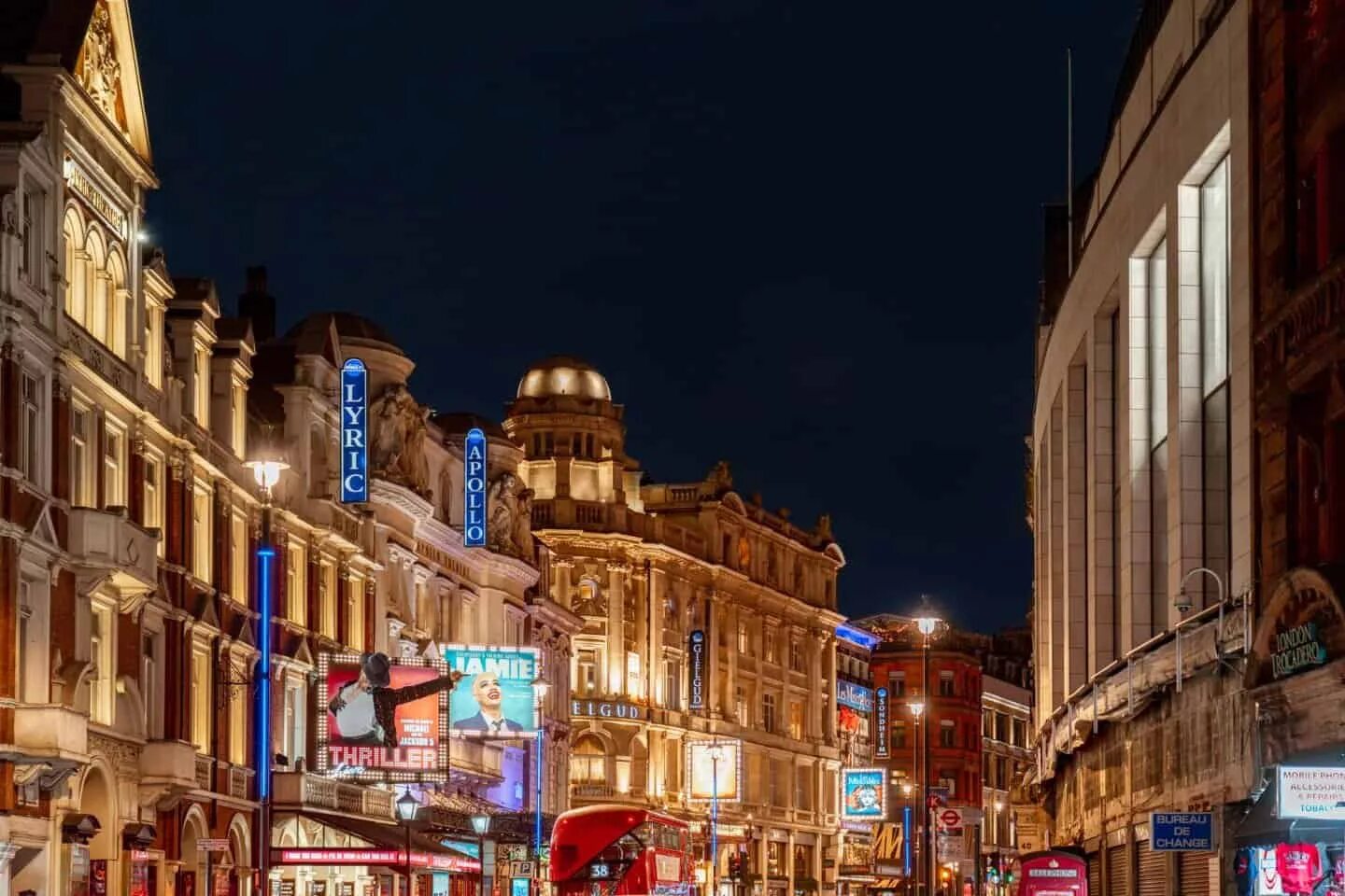 Лондон запад. Шафтсбери Авеню в Лондоне. Уэст энд Лондон. Shaftesbury Theatre Вест-энд. Район the West end в Лондоне.