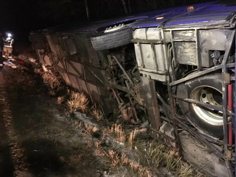 Авария экскурсионного автобуса. ДТП В Калужской области с автобусом. Автобус с детьми перевернулся в Калужской области. Автобус перевернулся в Московской области. Авария автобуса под Калугой.