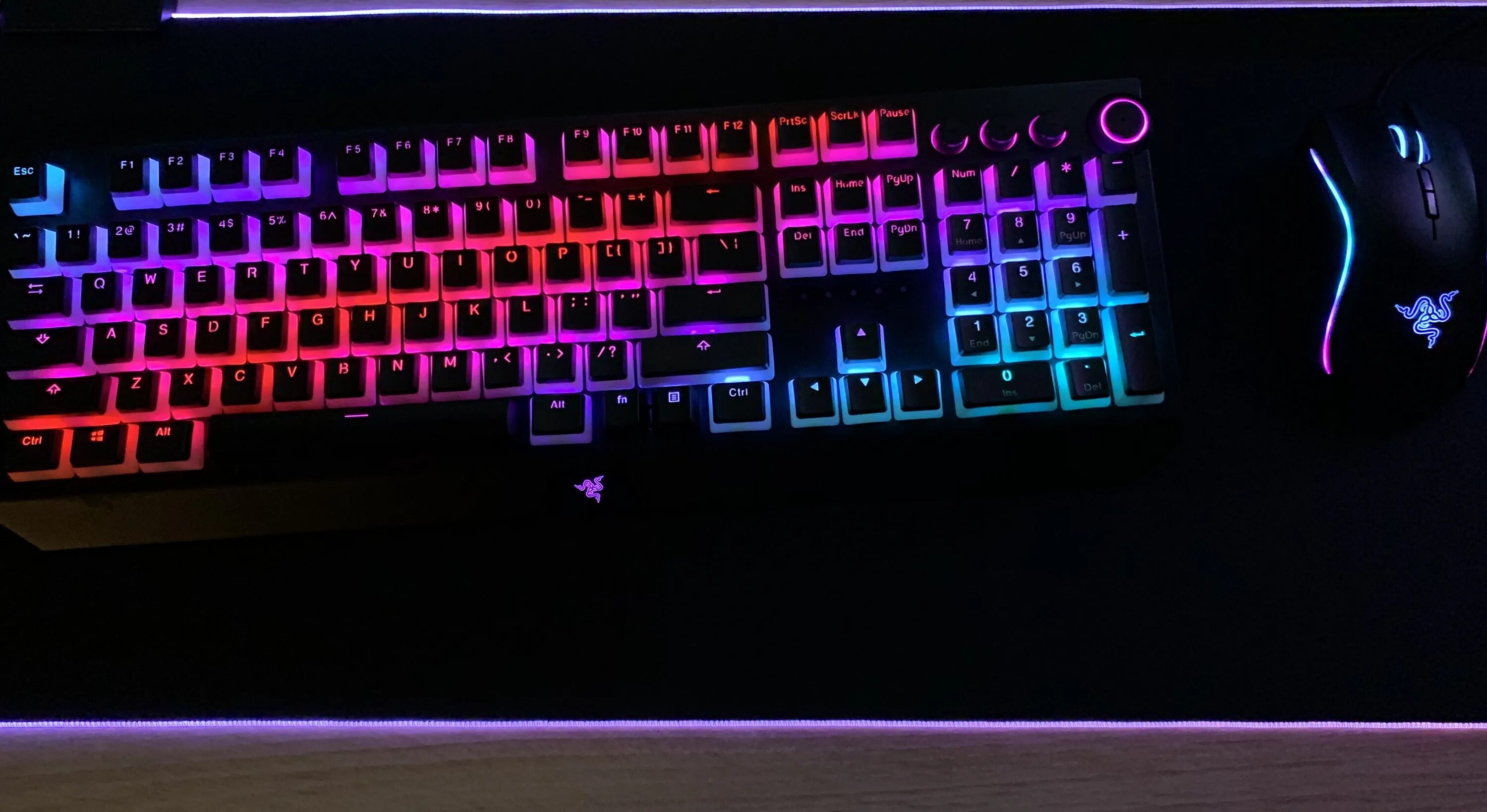 Включи цвет подсветки. Razer Synapse Chroma клавиатура. Кастомные подсветки для клавиатуры Razer. Клавиатура Razer с подсветкой. Розовая клавиатура Razer.