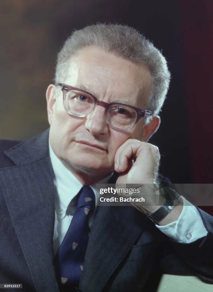 Пол самуэльсон американский экономист. Пол самуэльсон нобелевская премия. Пол самуэльсон экономист. Пол самуэльсон. П самуэльсон экономист.