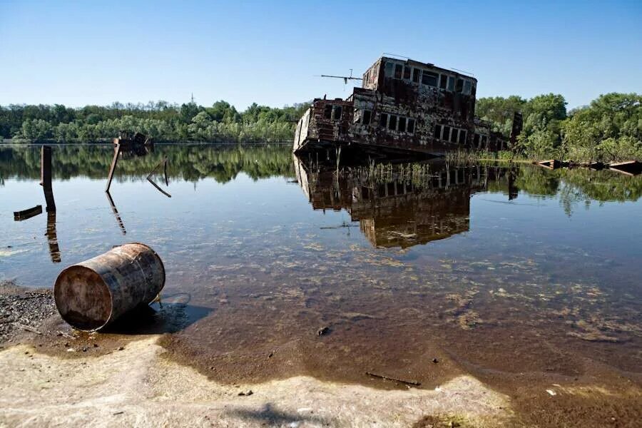 Река припять сегодня. Река припять чернобыль. янтарь озеро в чернобыльской зоне. чаэс река припять. загрязненная река припять.