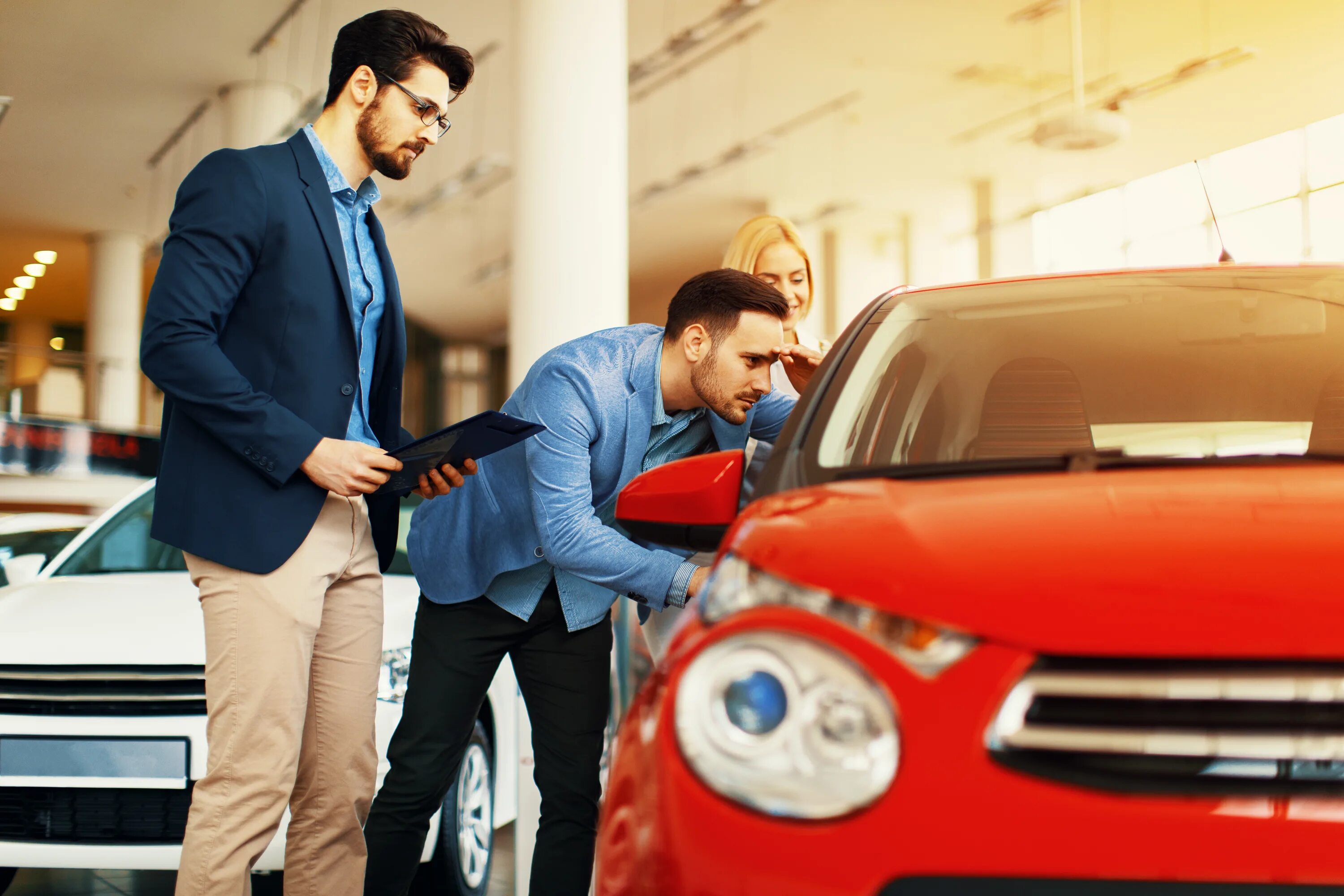 Dad a new car. Выбор автомобиля. Покупатель авто. Человек выбирает автомобиль. Покупатель в автосалоне.