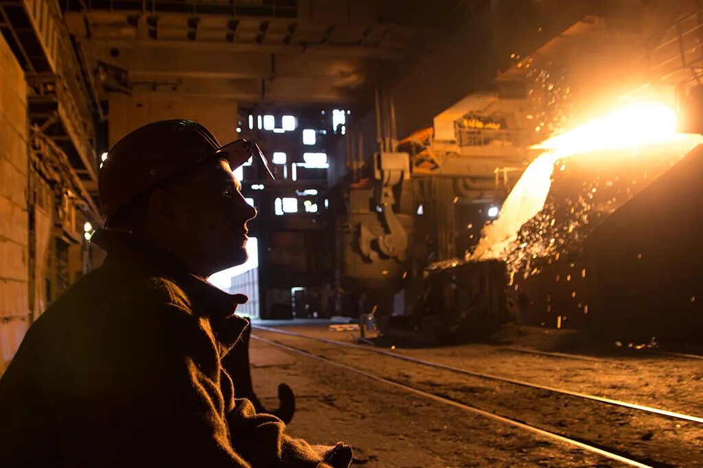 сталевар профессия. подручный сталевара электропечи бежицкая сталь. мартеновская печь в металлургии. плавильщик сталевар литейщик. металлургия завод.