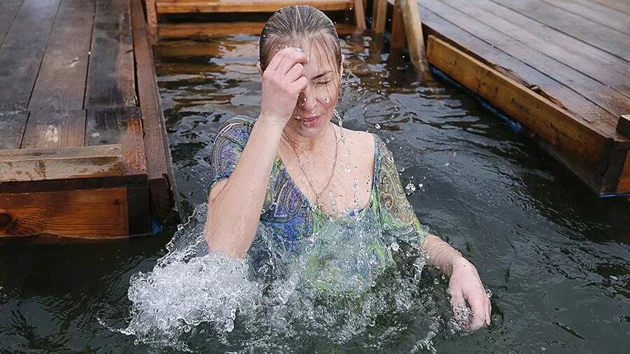 крещение прорубь. бабы в проруби. женщина в проруби на крещение. толстые женщины на крещение. женщины купаются в купели.