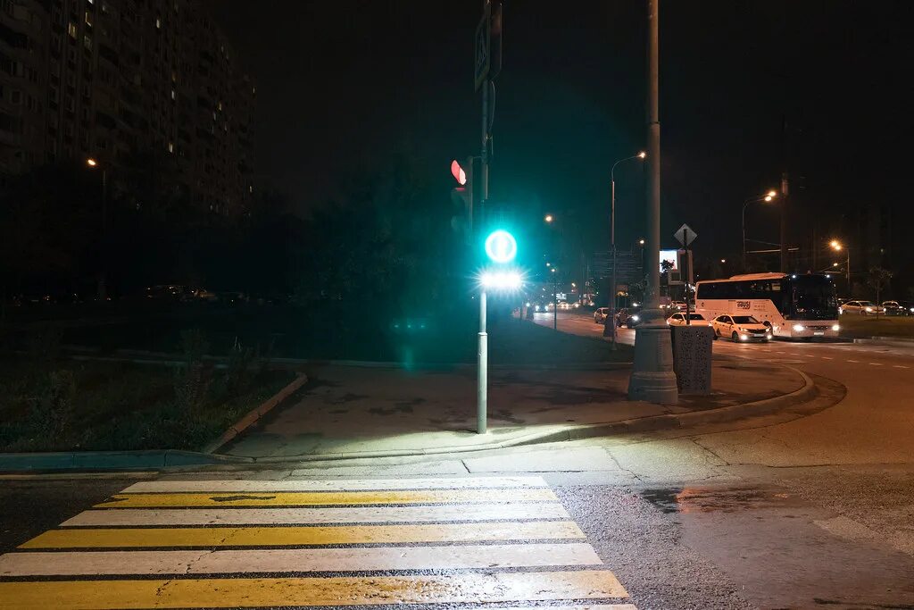Светофор ночью. Подсветка пешеходного перехода. Пешеход ночью. Светофоры на улице вечером.