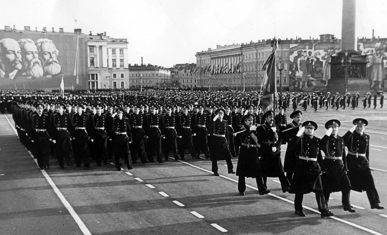 Парад на Дворцовой площади Ленинград 1956г. Парад Победы в Ленинграде 1945. ВМФ СССР парад Победы 1985. Парад 7 ноября СССР Академия Фрунзе.