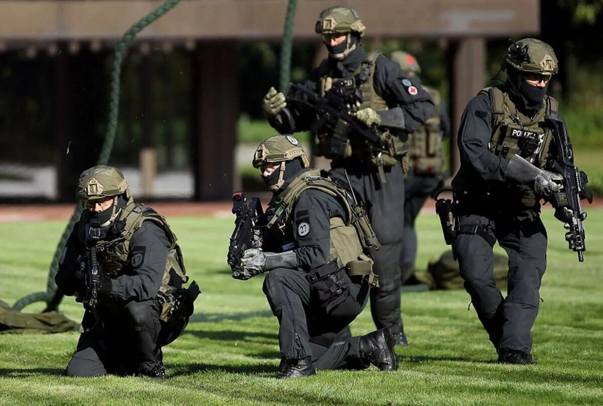 Спецназ это. Спецназ GSG 9. Немецкий спецназ GSG 9. GSG 9 экипировка Polizei. Спецназ Германии GSG.