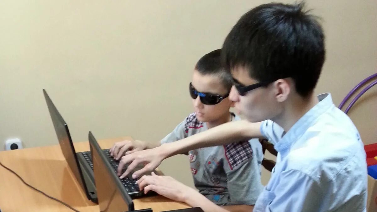 Библиотека для слепых и слабовидящих слепых логотип. Незрячий и компьютер. Слепые инвалиды. Слабовидящие екатеринбург. Компьютер для слепых.