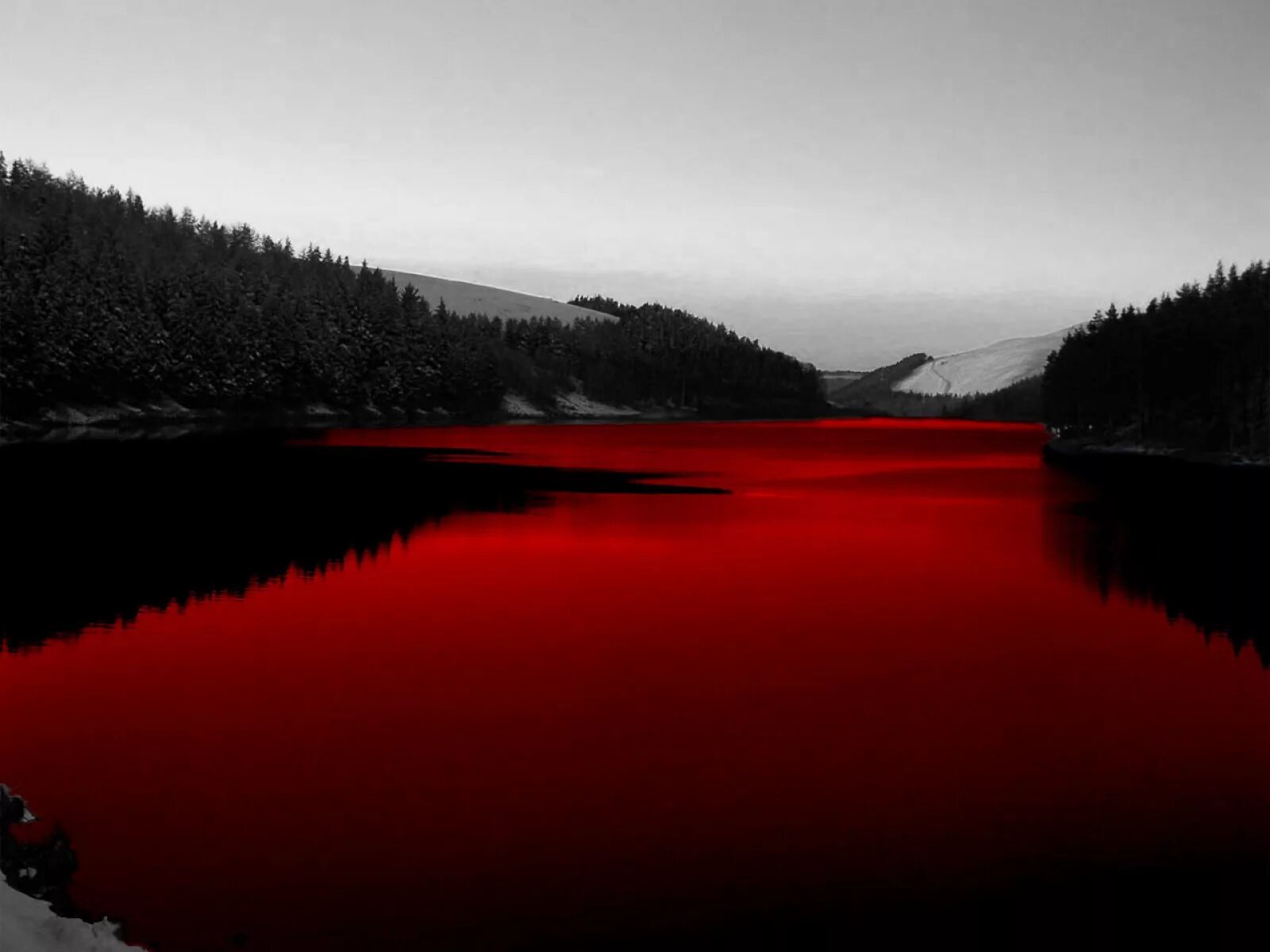Черный цвет кажется красным. Красное озеро Румыния красная вода. Красное озеро в Канаде озеро крови. Красное озеро Ленинградская область.