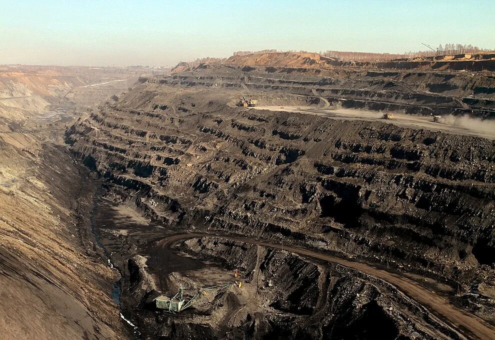 открытым способом добывают. кузнецкий угольный бассейн (кузбасс) промышленность. карьерная добыча угля. кутинский угольный разрез. кузнецкого угольного бассейна кемерово.