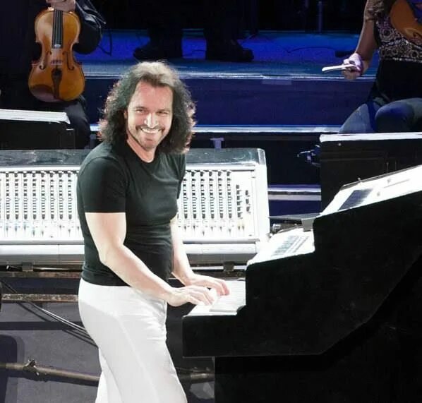Янни греческий композитор. Yanni концерт. Концерт яни лучшее. Yanni в черном костюме. Концерт яни лучшее.