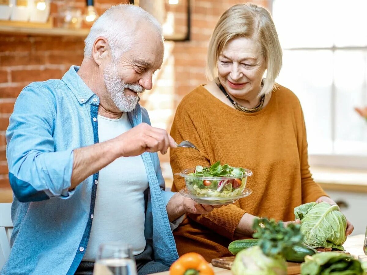 Организм после 70 лет. Здоровое питание для пожилых. Пожилые люди. Продукты для пожилых людей. Правильное питание для пожилых.