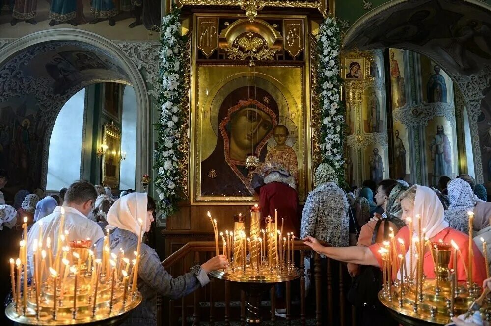 Православный храм. Люди в церкви. Прихожане в церкви. Можно ли посещать храмы