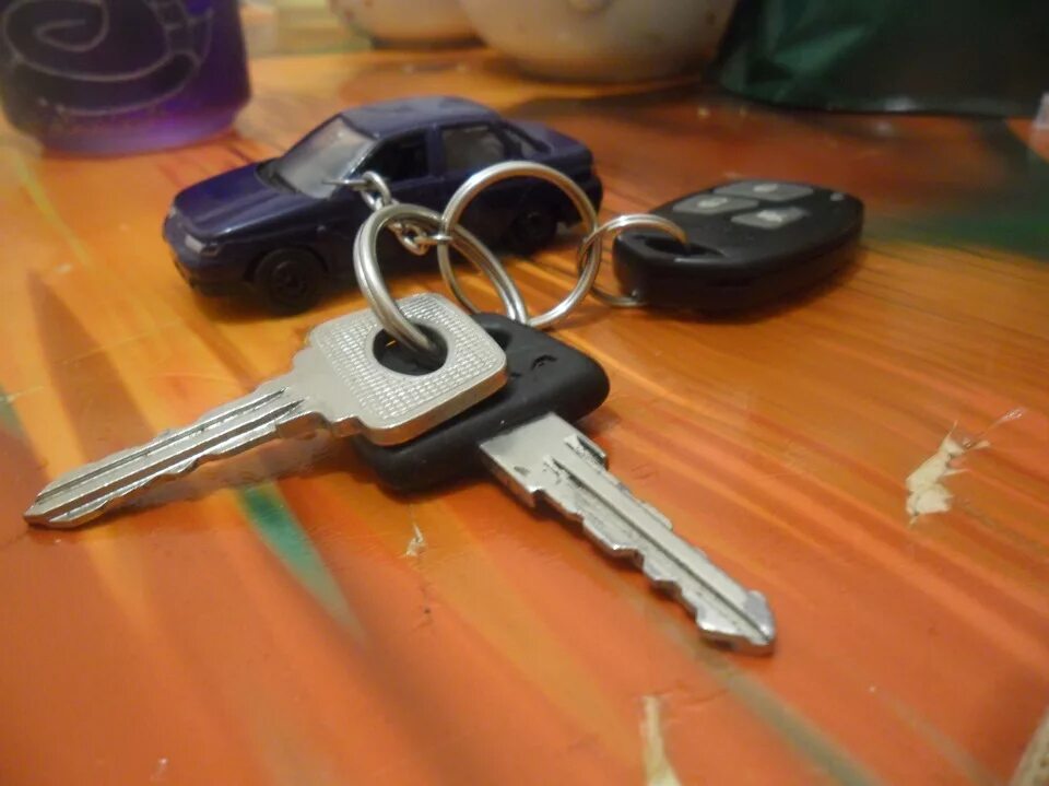 Включи машину ключ. Ключ зажигания ВАЗ 2110. Ключи ВАЗ 2110. Ключи от ВАЗ 2110. Ключи от машины ВАЗ 2110.