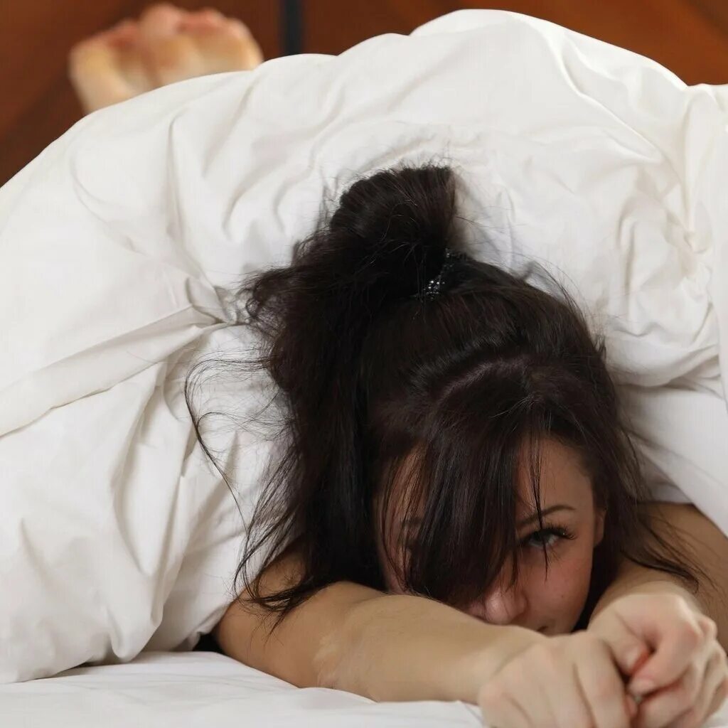 Спящие женщины видео. Фотосессия на кровати. Сонная девушка. Спящие женщины видео. Спящие женщины видео.