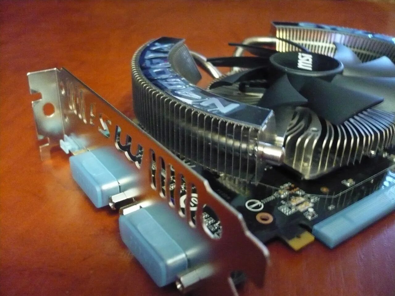 Мощность вентилятора видеокарты. Msi gtx 460 1gb. gigabyte gtx 460 1gb. видеокарта гигабайт без вентилятора. видеокарта без кулера.