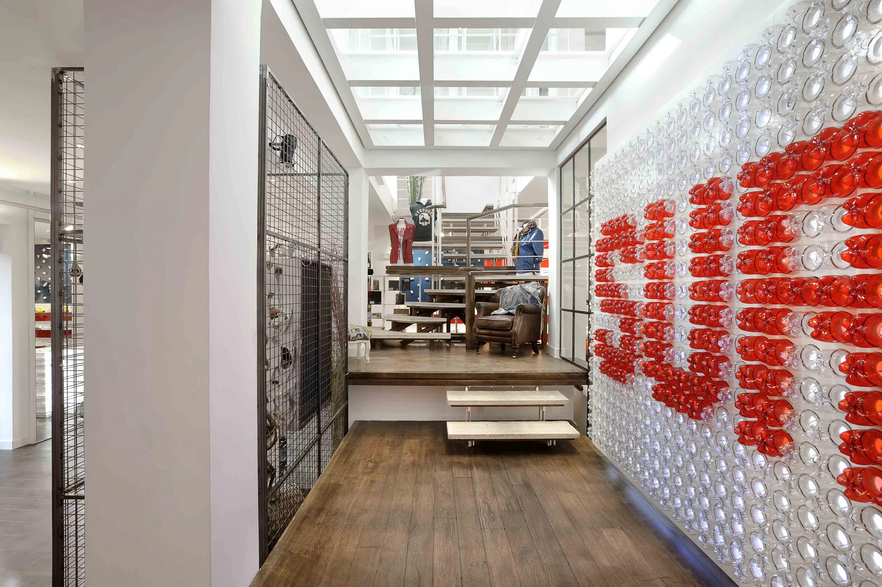 Adidas 2021 витрина. мерчендайзинг фото на темном фоне. креативное оформление офиса. дизайн магазина женской одежды. обои кирпич.