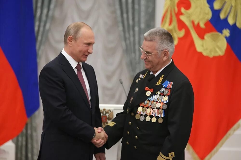 Путин вручает награду. Награждение наградами. Звания героя российской федерации вручает президент. Путин вручает награды в кремле. Владимир путин вручает госнаграды.