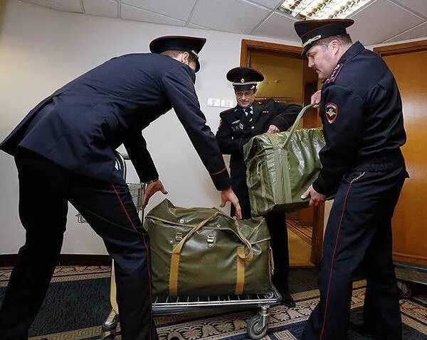 Как жили на службе. Тыловое обеспечение военнослужащих. Репин проводы новобранца 1879. Быт военнослужащих. Полицаи 1942.