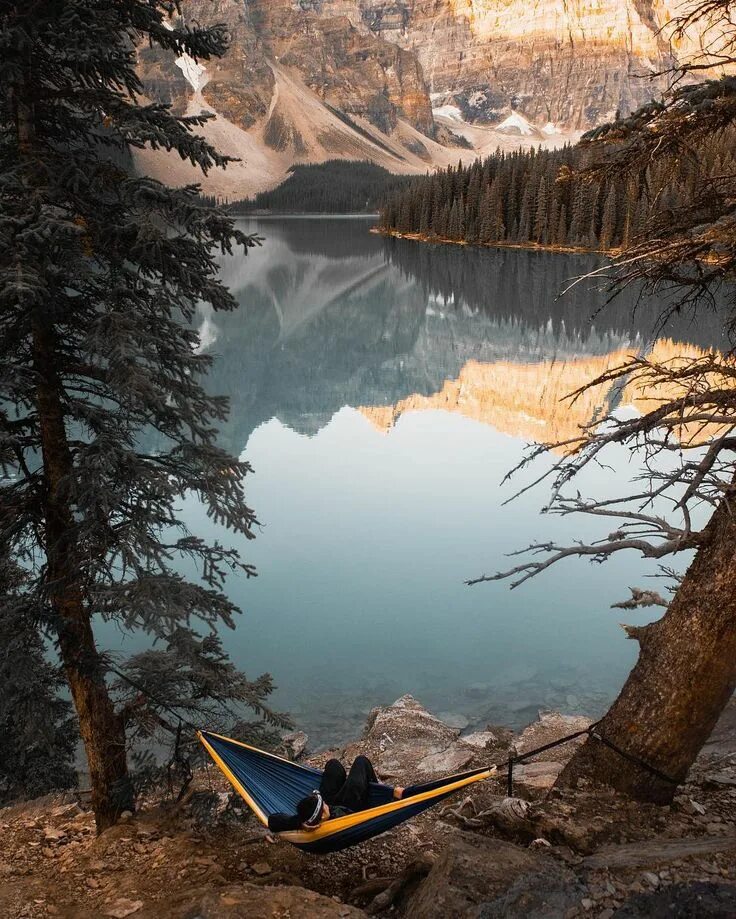 Инстаграмм природа. Озеро Морейн в Канаде. Горы озеро Морейн Канада рассвет. Озеро Морейн лодки. Удивительные пейзажи.