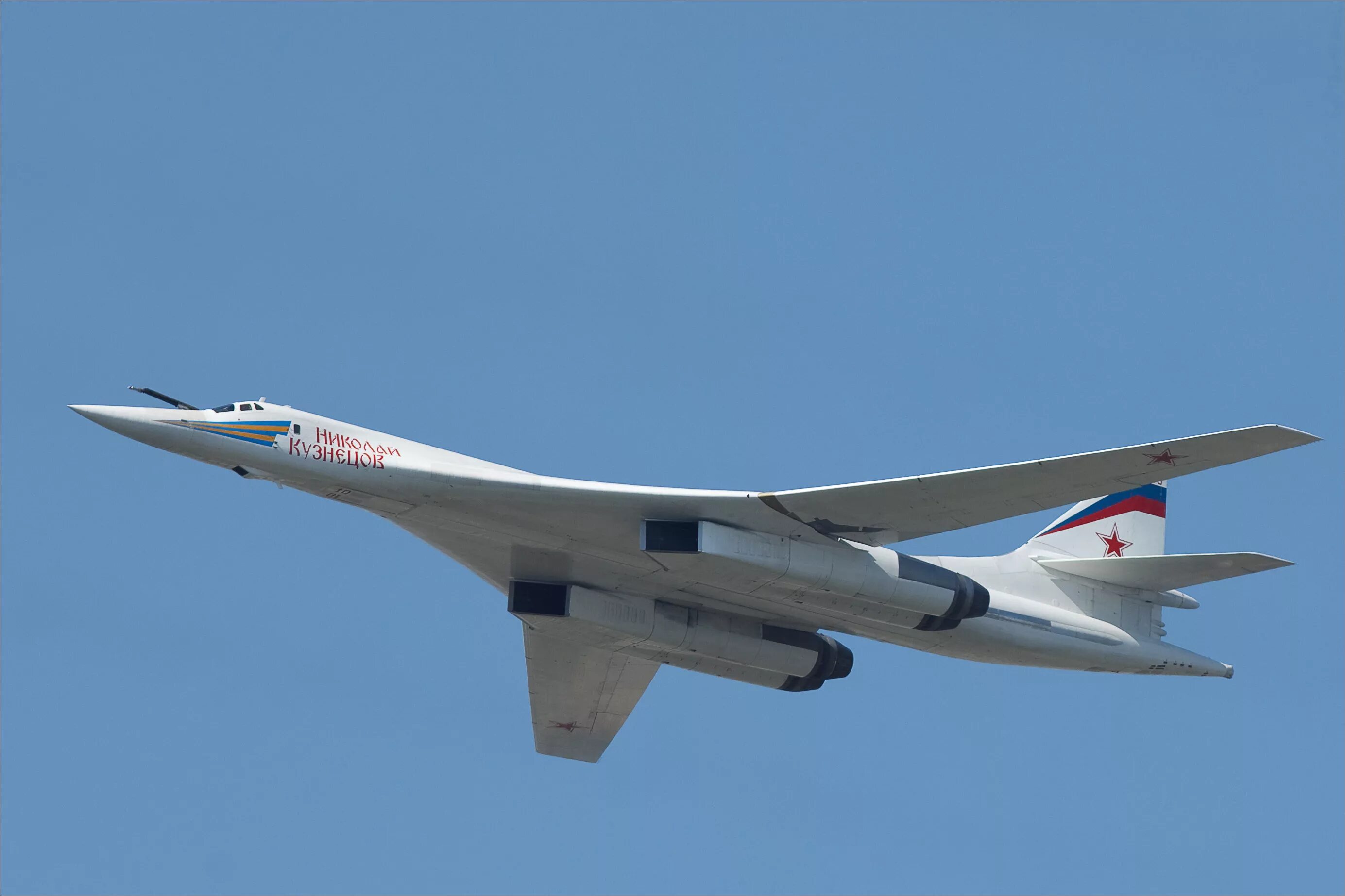 Сколько экипаж ту 160. Ту-160 белый лебедь. Туполев ту 160. Лебедь самолет ту 160. Туполев бомбардировщик ту-160.