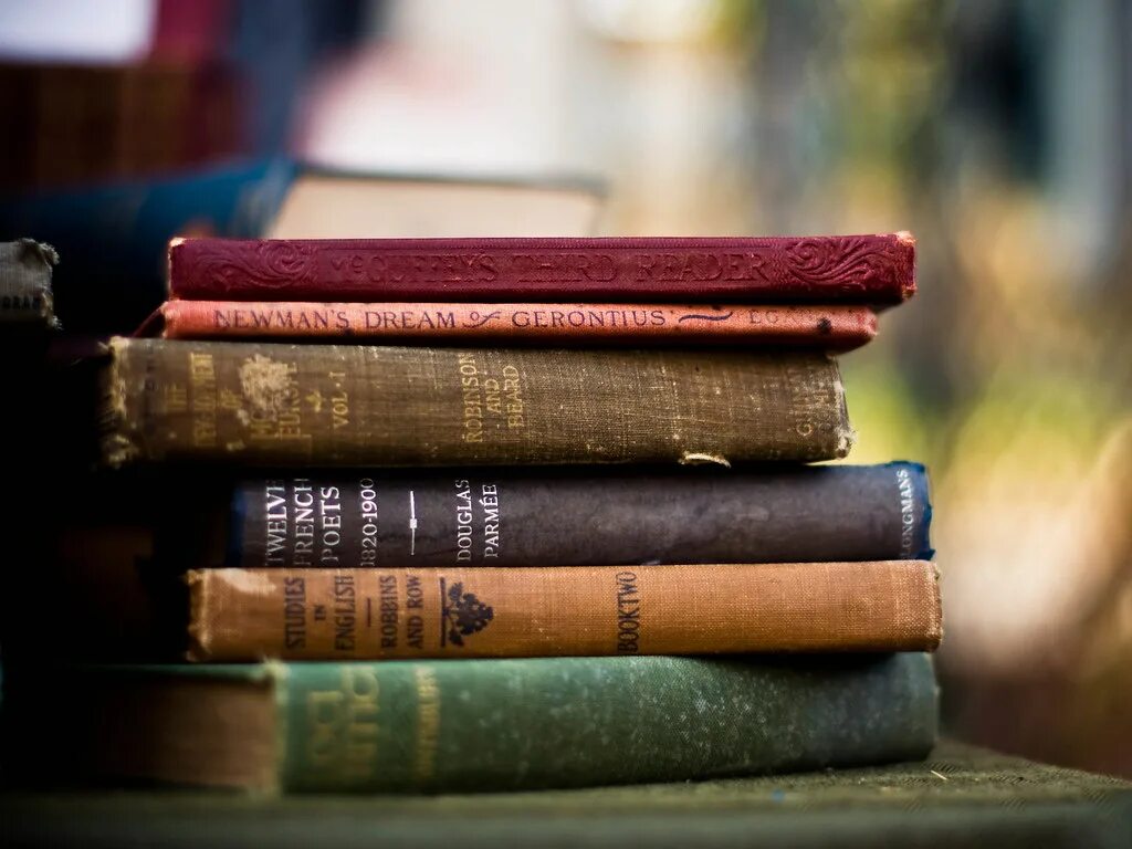 Книг которые легли в основу. Стопка книг. красивая стопка книг. стопка книг картинки. красивые фото книг.