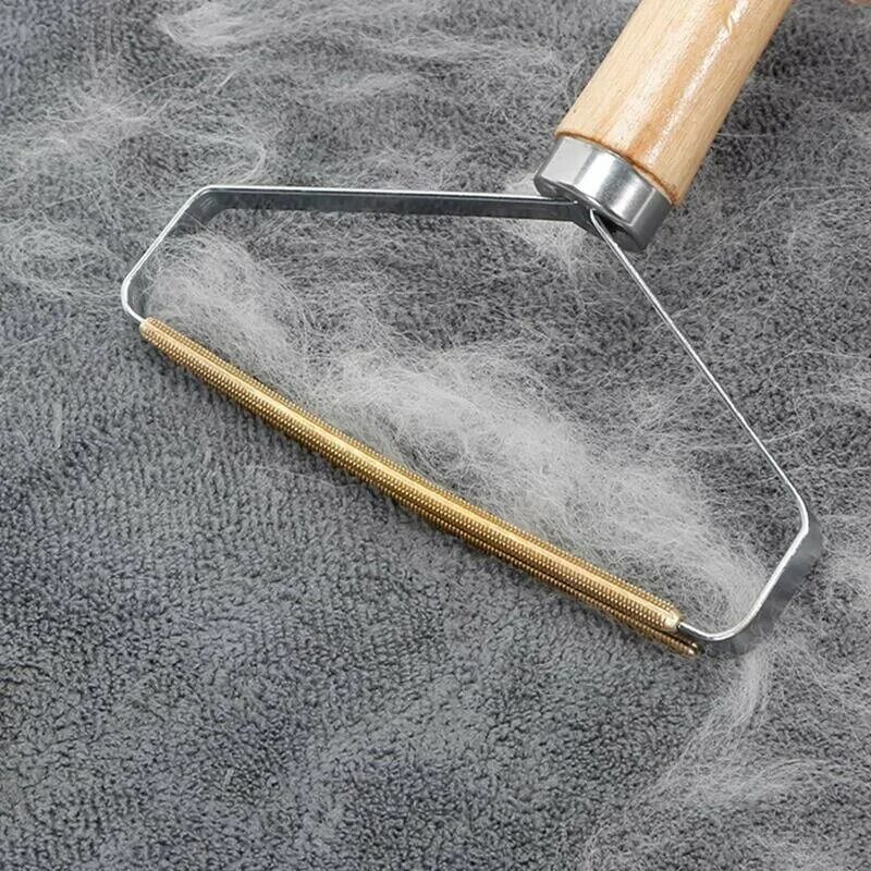 Щётка для ковра от шерсти. Скребок для ковров от шерсти. Щётка для ковров ручная против шерсти. Скребок для сбора шерсти животных с ковров. Скребок для чистки от шерсти животных.