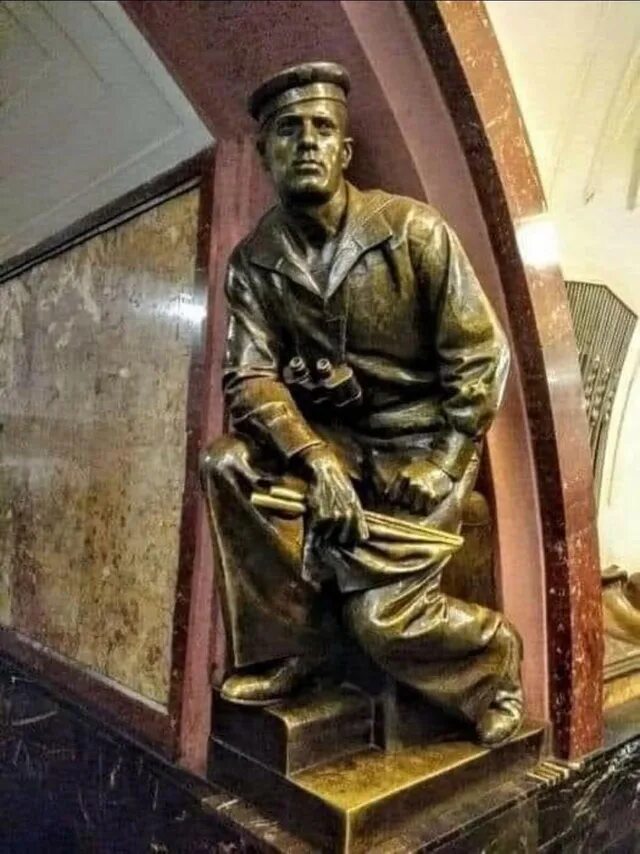 Площадь революции статуя шахтера. Матрос сигнальщик на площади революции. площадь революции метро матрос сигнальщик.