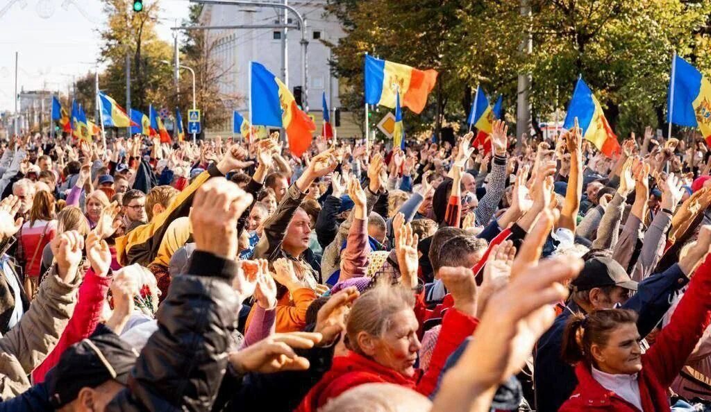 Молдова центр. Митинг шествие. Молдова люди. Политические события Молдовы. Человек протестует.