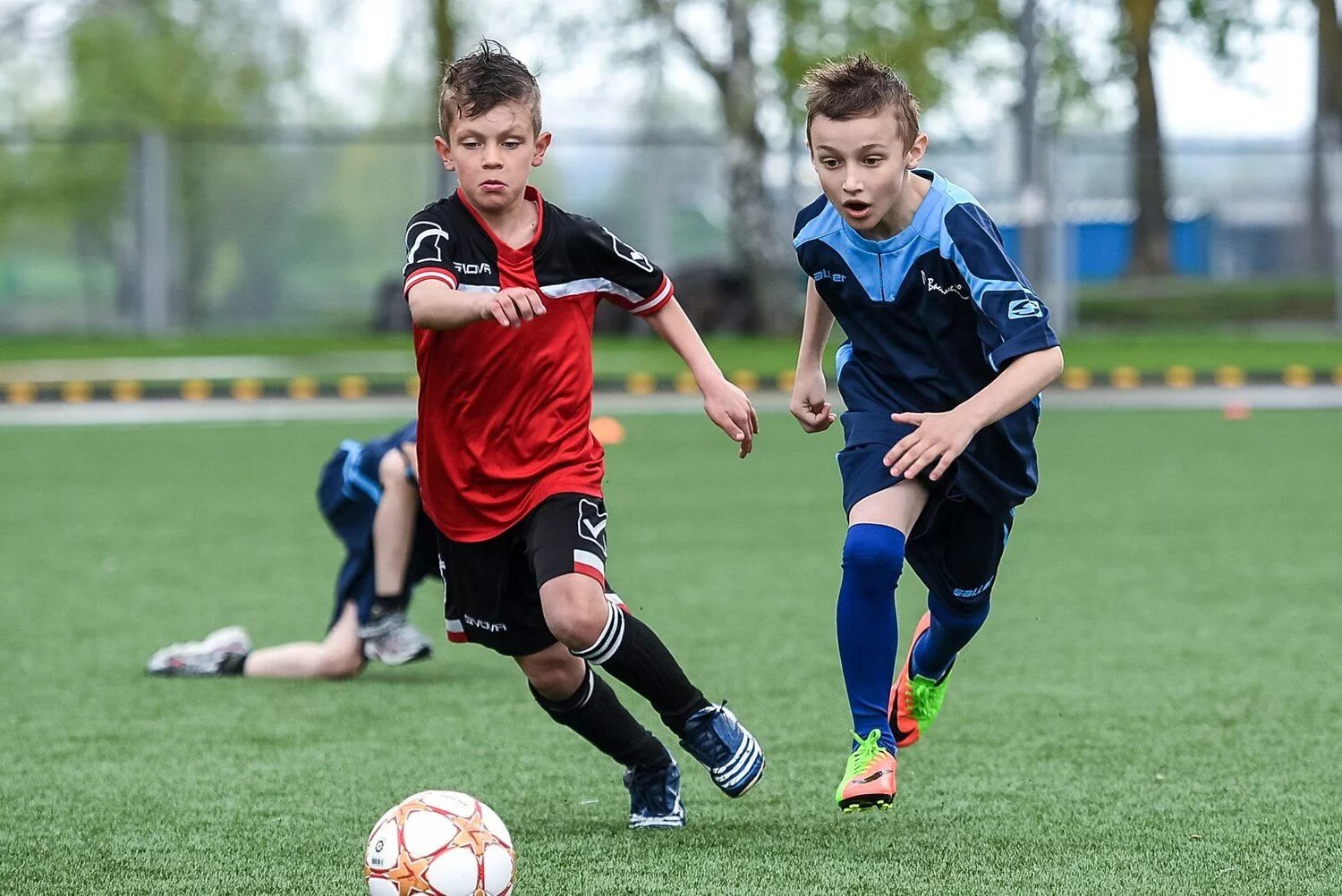 юные футболисты. дети футболисты. футбол дети. дети на тренировке по футболу. дети футболисты.