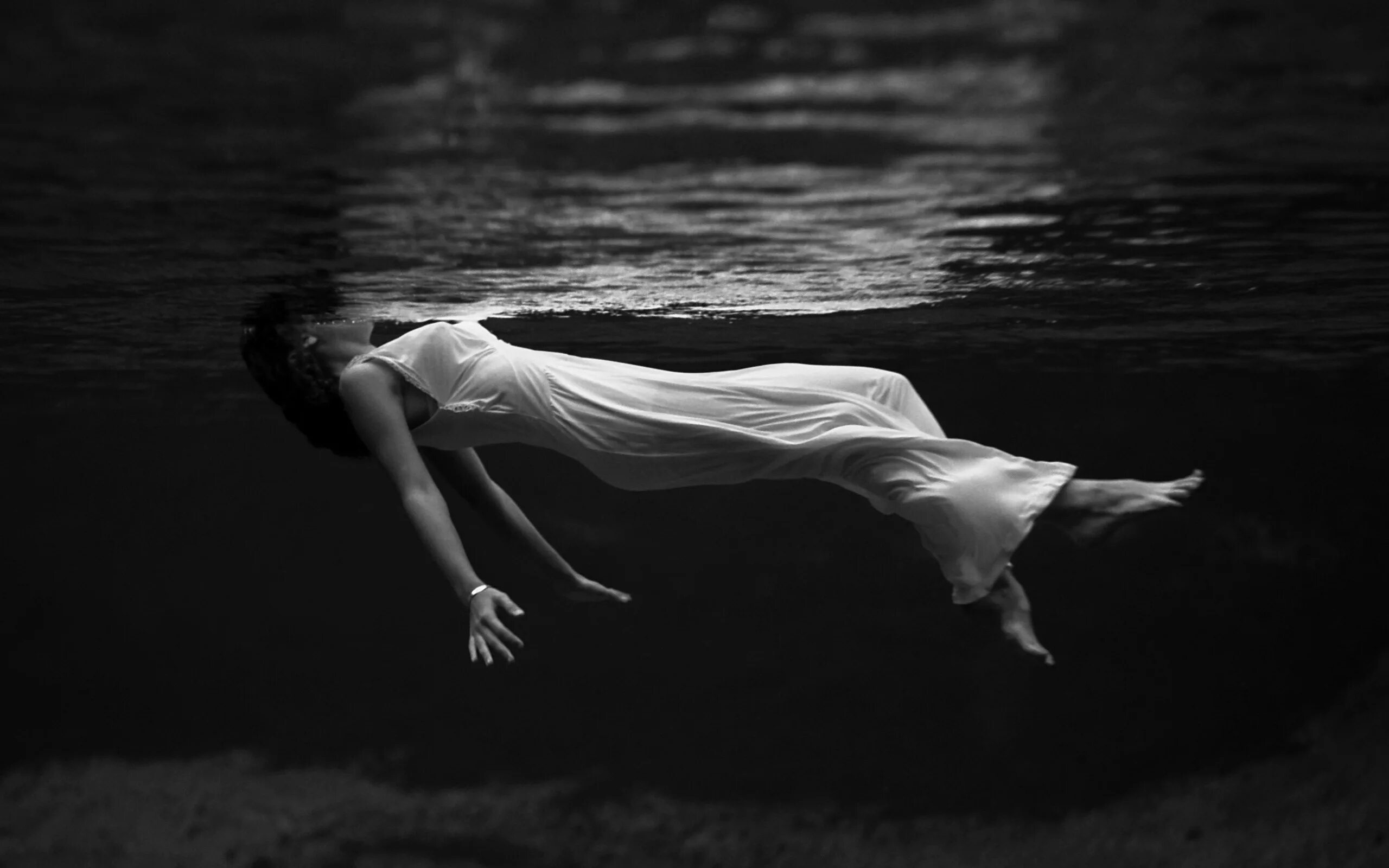 В воде происходят резкие. Toni Frissell. Фотограф Тони Фрисселл. Девушка под водой. Девушка тонет.