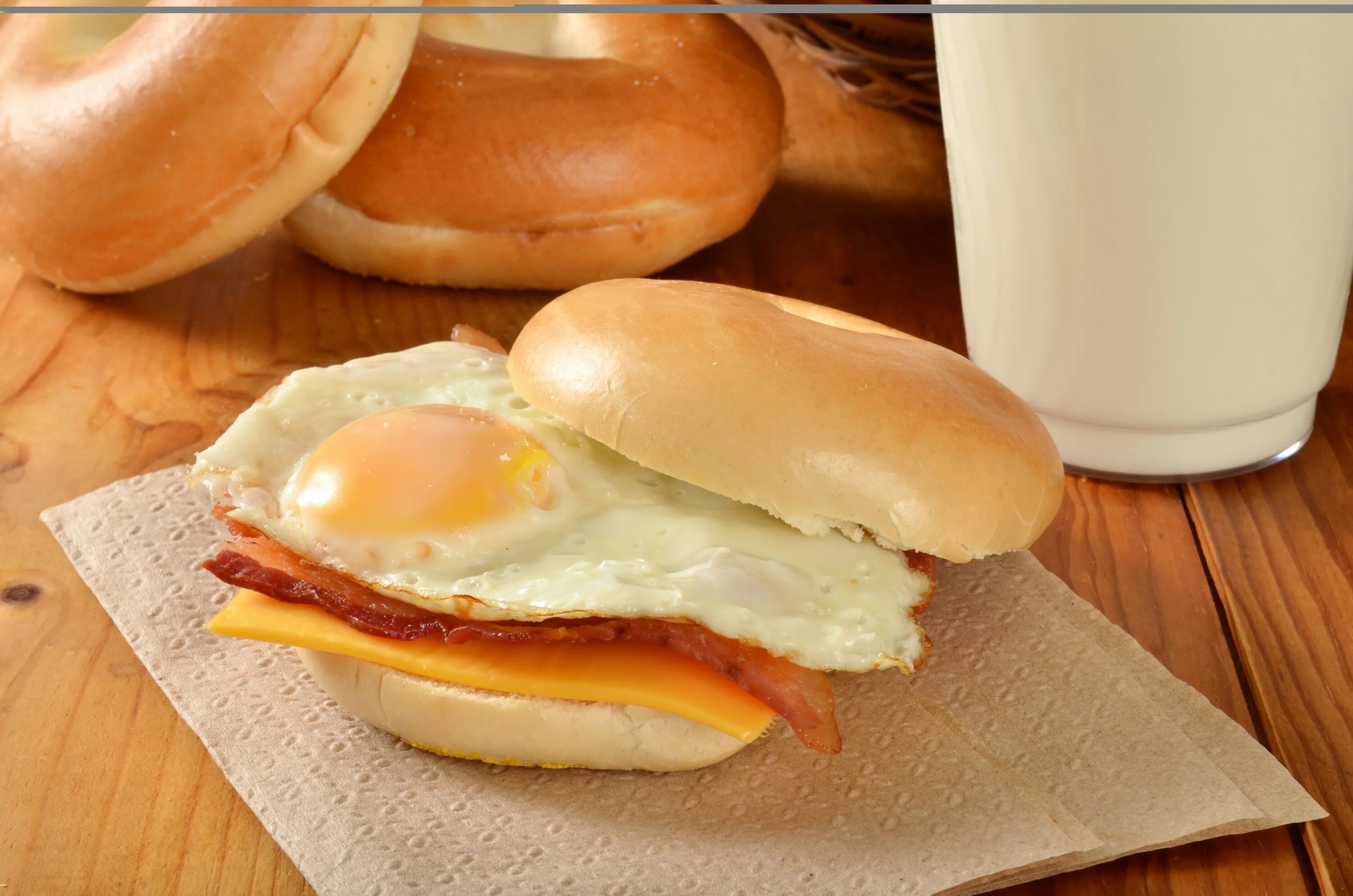 Бекон сыр яйцо рецепт. Бутерброд с яичницей. Сэндвич с яичницей и беконом. Сэндвич с яйцом. Бутерброд с беконом и яйцом.