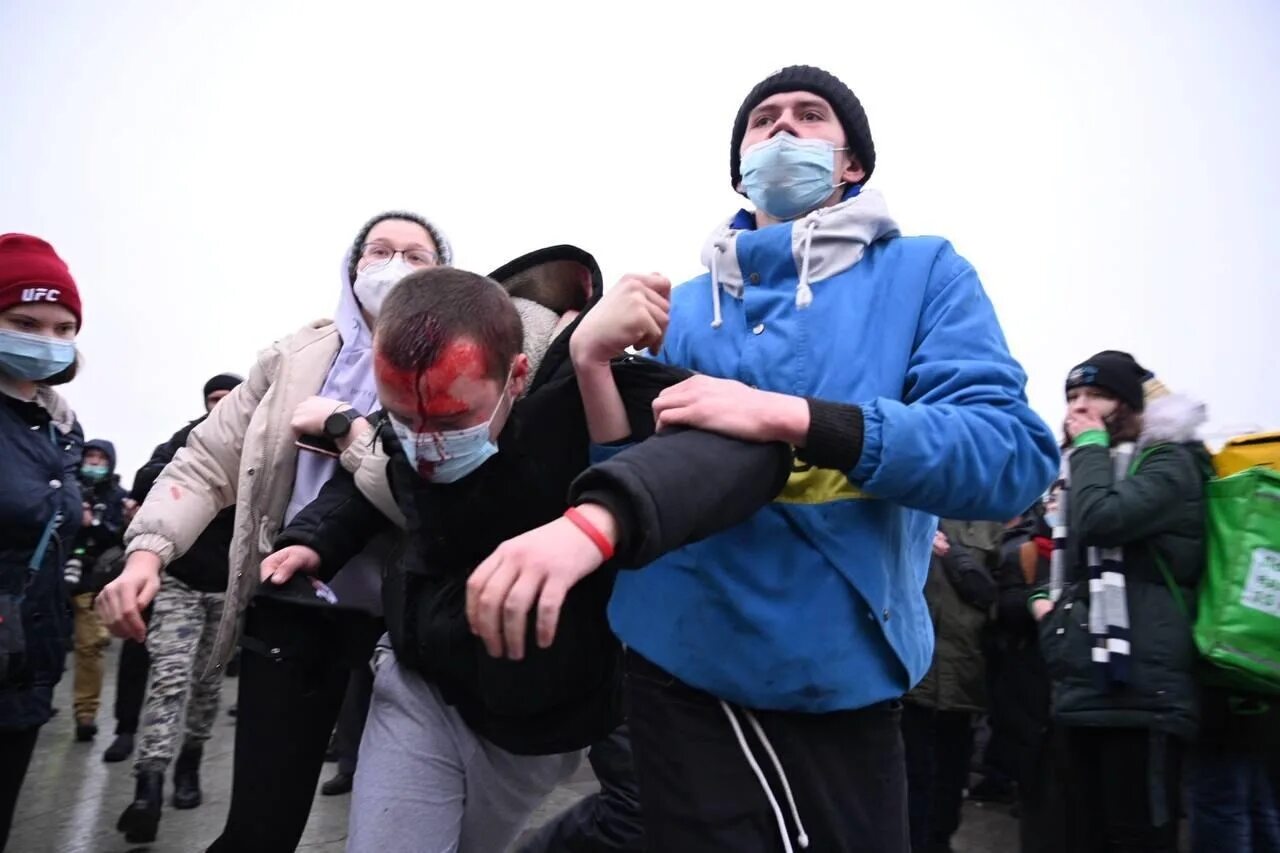 Избиение людей на митингах в РФ. Митинг парень