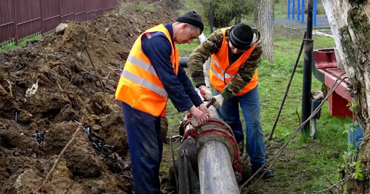 копейкий водовод спецстрой-2. аварийная г шахты. авария на водоводе в шахтах. авария на водоводе в шахтах. шахтинский водоканал копает ямы.