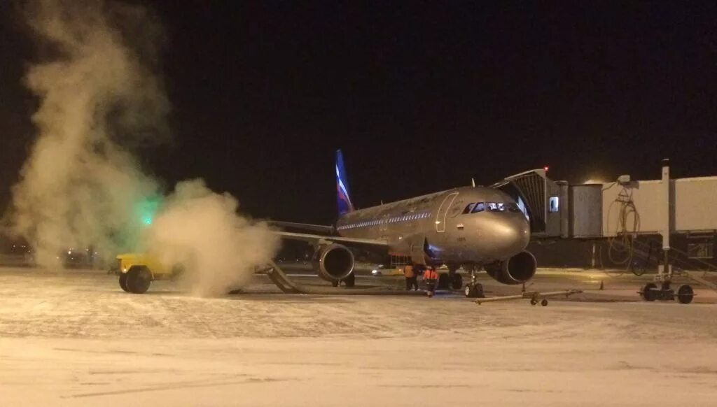 Аэропорт ноябрьск вылет. Екатеринбург Кольцово самолёты. Аэропорт новый Уренгой ночью. Ночной аэропорт Кольцово. Аэропорт новый Уренгой самолеты.