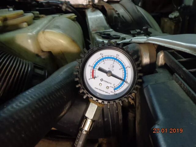 Давление масла в двигателе опель. Замер давления топлива Солярис 1.6. Hyundai Solaris замер давления масла. BMW ep6 замер давления масла. Замер давления масла m271 Мерседес.