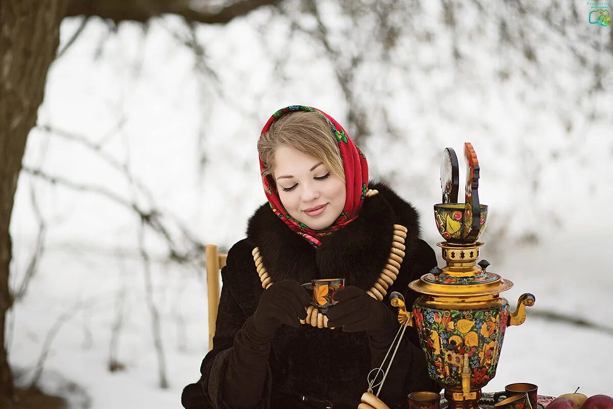 Девушка с самоваром. Фотосессия с самоваром. Девки у самовара. Фотосессия с самоваром и баранками зимой.