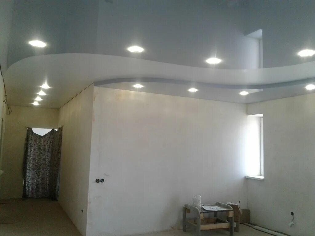 Натяжной потолок в два уровня. Натяжные потолки 2х уровневые в зал. Натяжной потолок в два уровня. Коричневые натяжные потолки двухуровневые. Двухуровневый потолок.