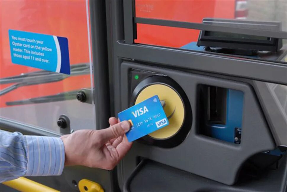 Оплата картой маршрутка. Бесконтактная оплата. NFC оплата в автобусах. Система оплаты в общественном транспорте. Автоматы в автобусе для оплаты.