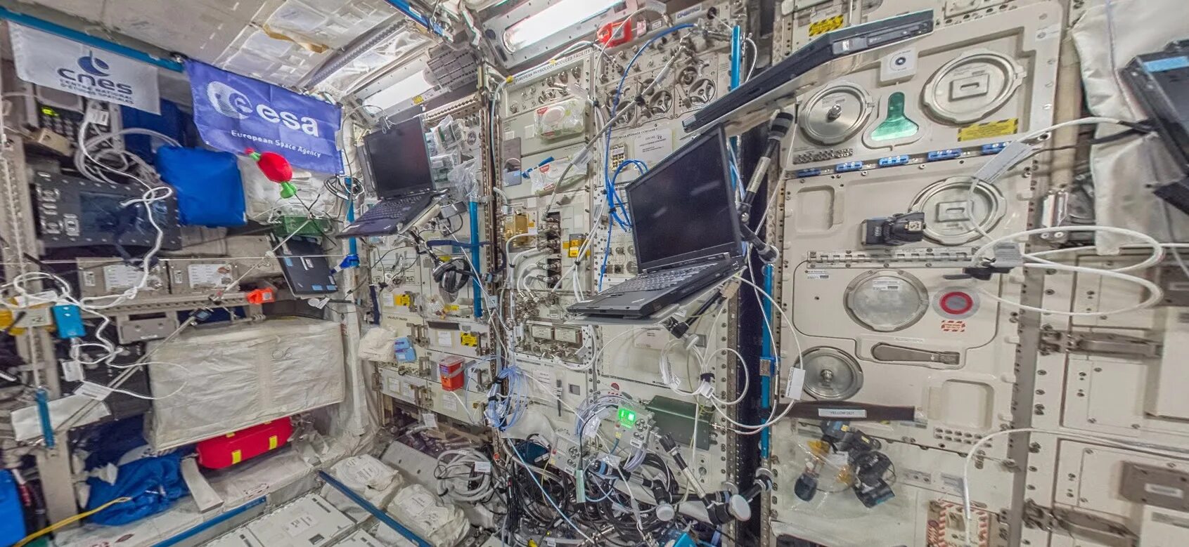 Часть мкс. Станция МКС внутри. Модуль Коламбус внутри МКС. Модуль наука для МКС внутри. МКС 1999.