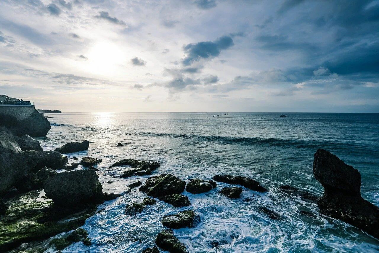 Берег океана. Море. Камни черного моря. Сурожское море. Nature is calling