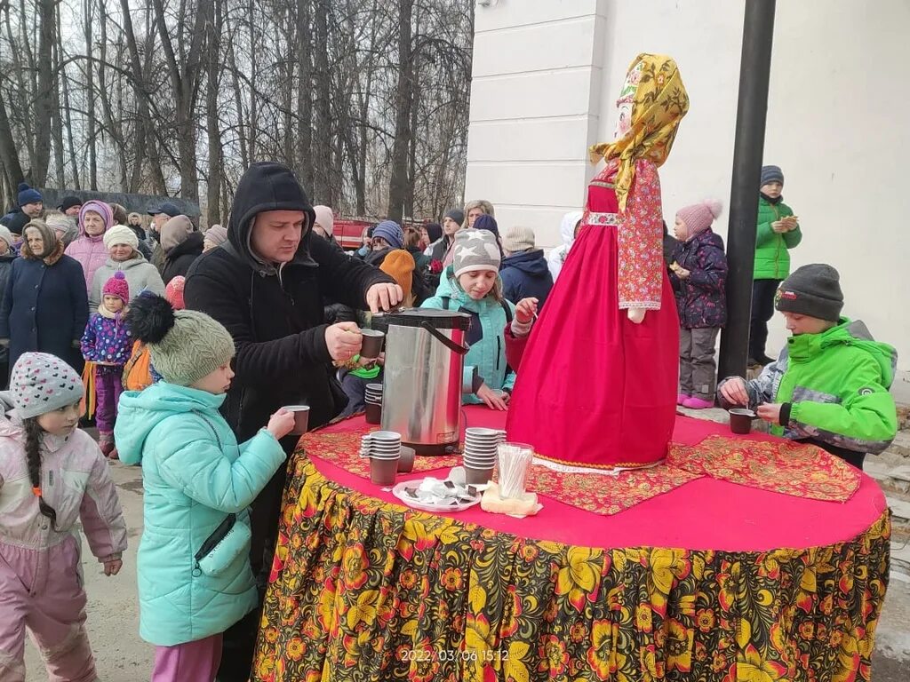 Парк 50 летия октября масленица. Масленица композиция. Игра горячий блин на Масленицу. Масленица на площади блины. Масленица танцы.